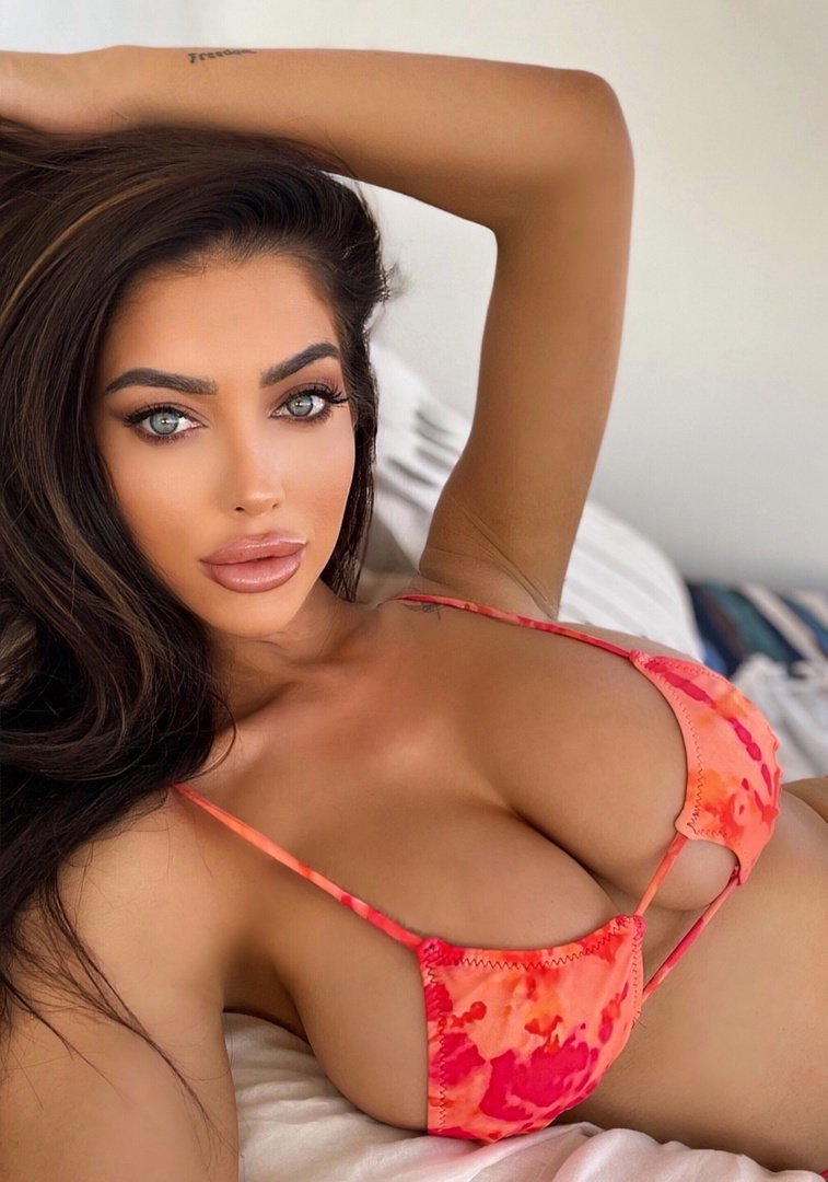 Delia Rose Model