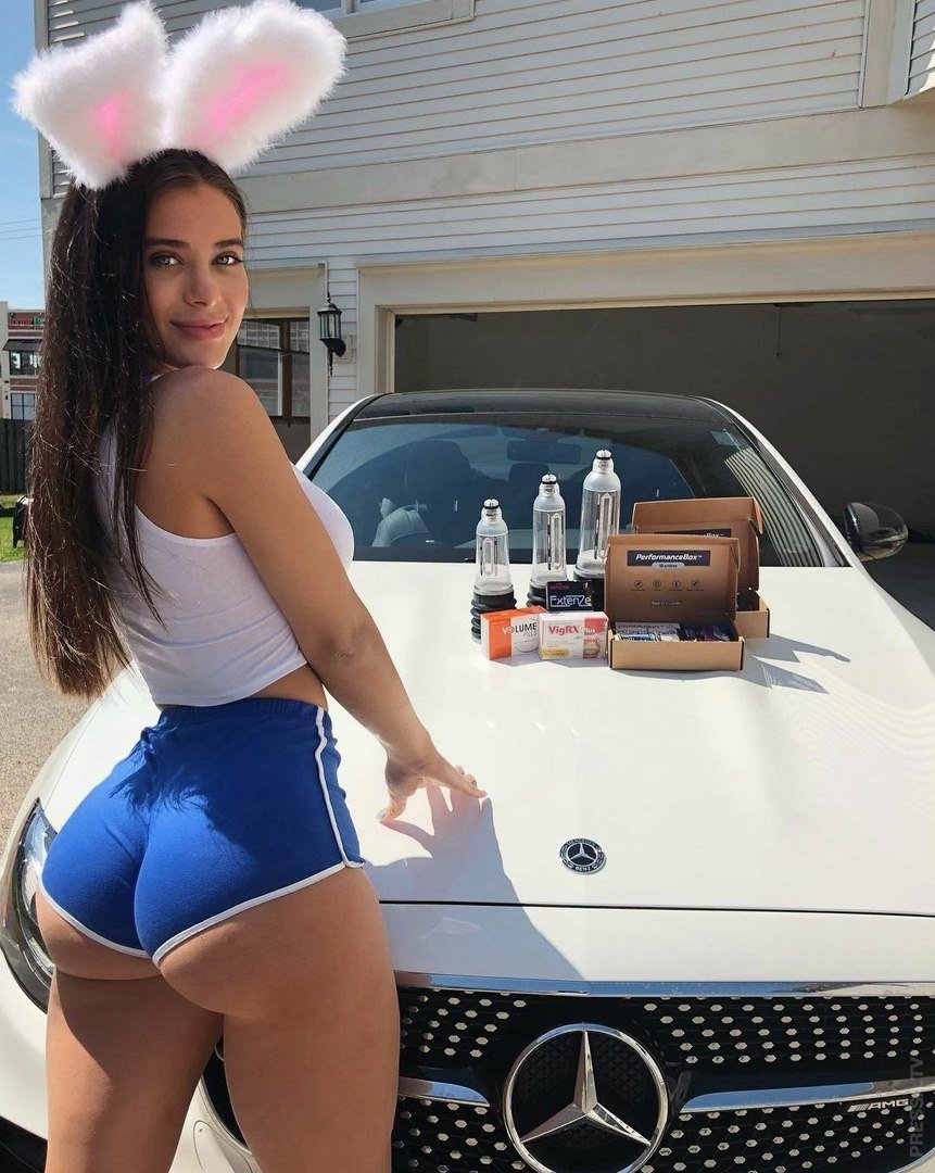Lana Ruds in shorts