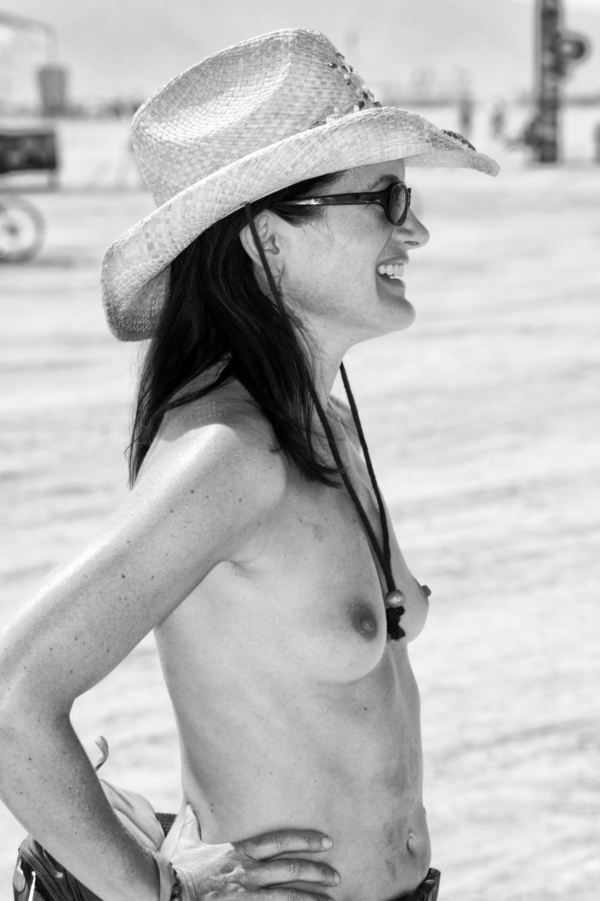 The non -immigrant woman topless