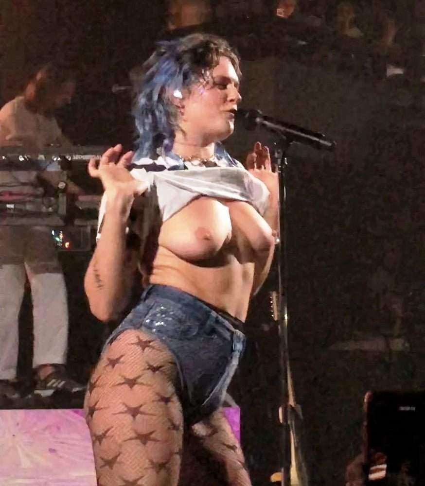 TOVE LO TOPLESS