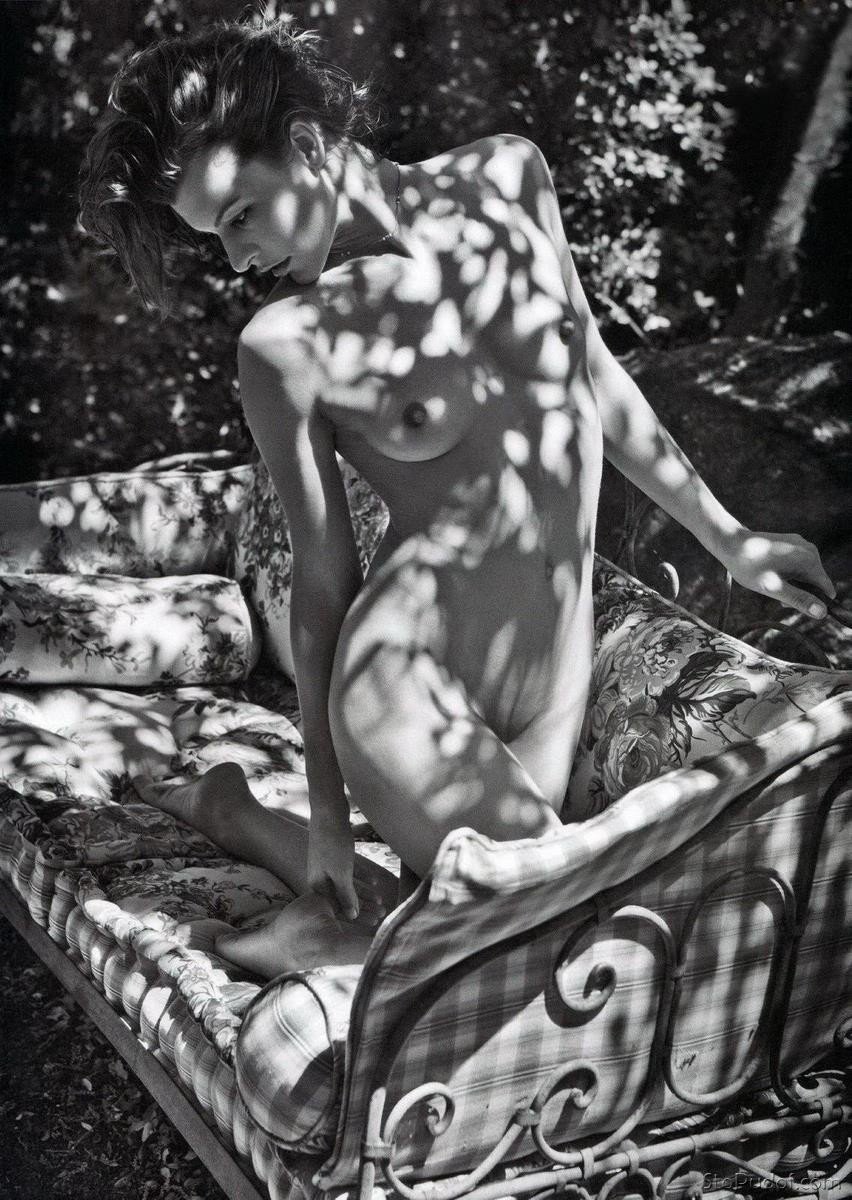Mill Yovovich without panties