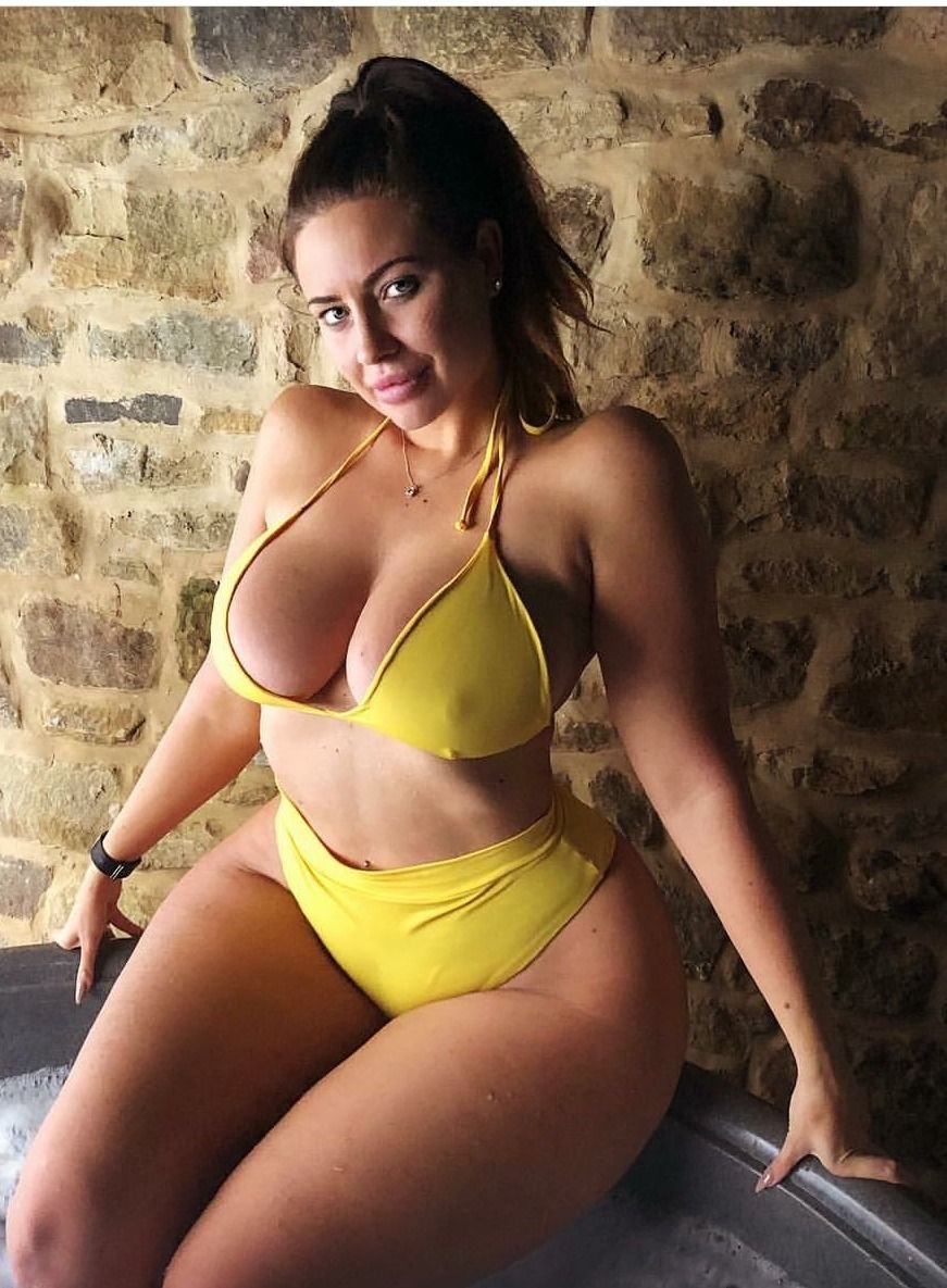 @Djhannahb Hannah in bikini