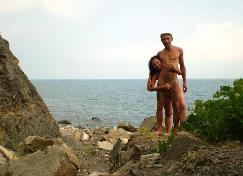 Naked the whole family at sea