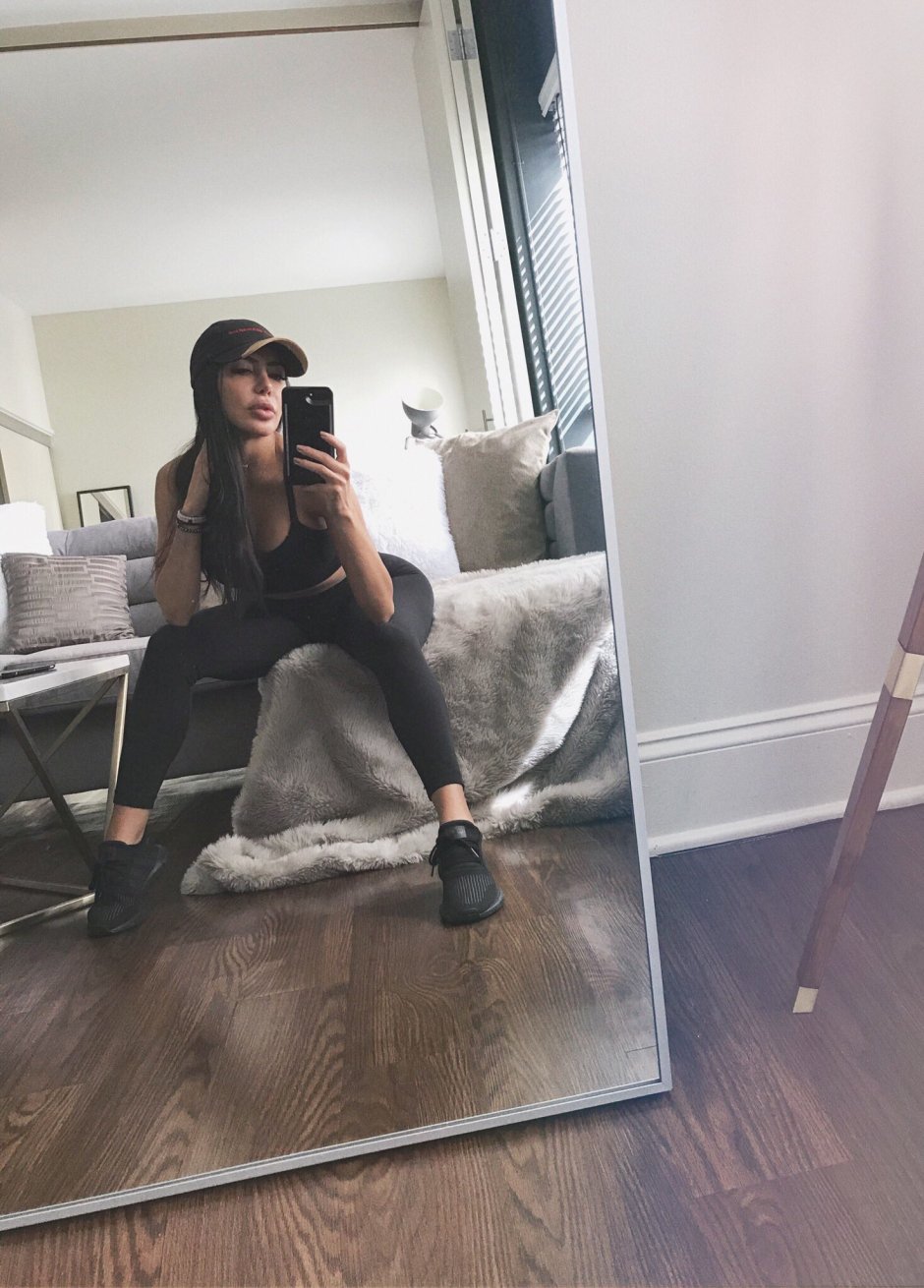 LELA CETEROVA Selfie