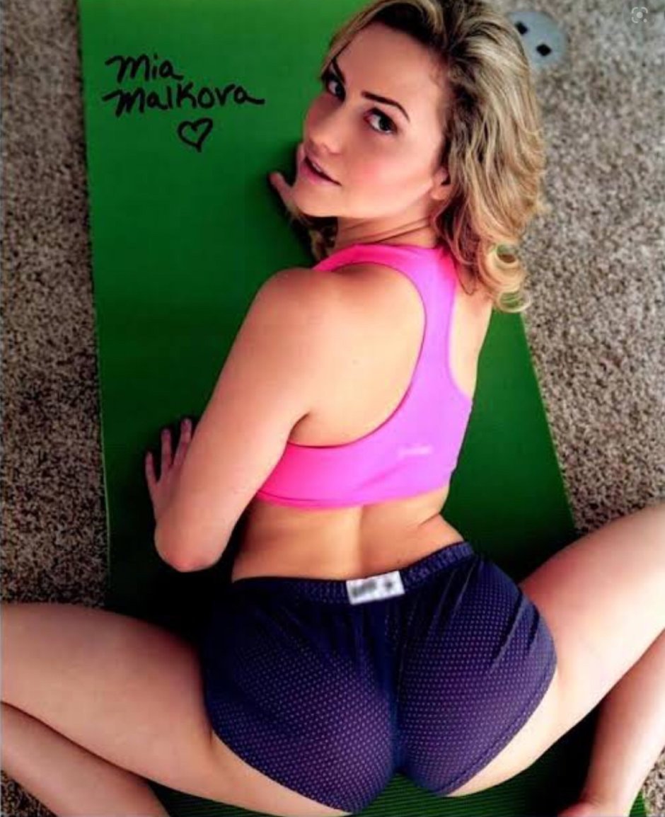 Mia Malkovich yoga