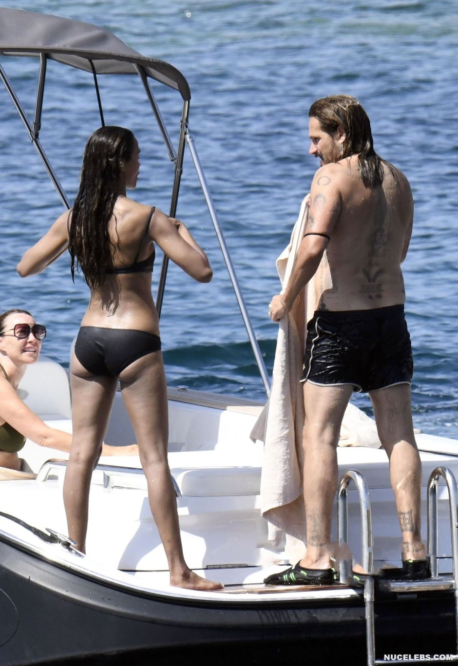 Zoe Saldana Topless