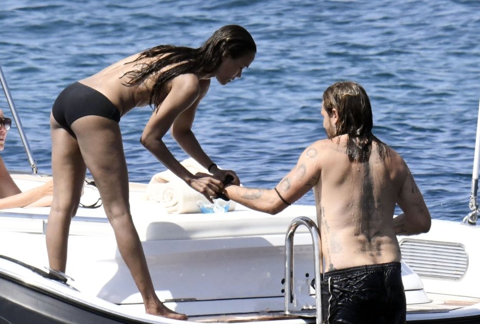 Zoe Saldana Topless