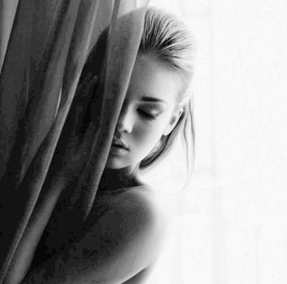 Photo shoot nude against light