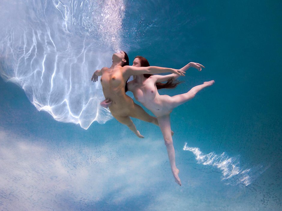 Drying in the water of a girl nude