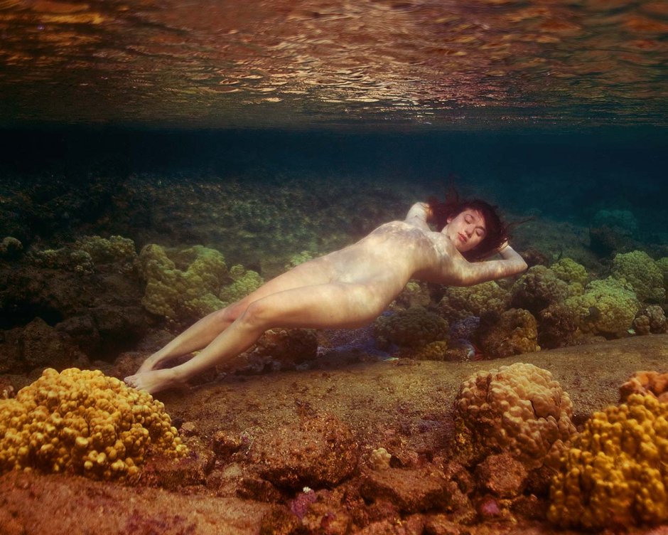 Underwater shooting nude