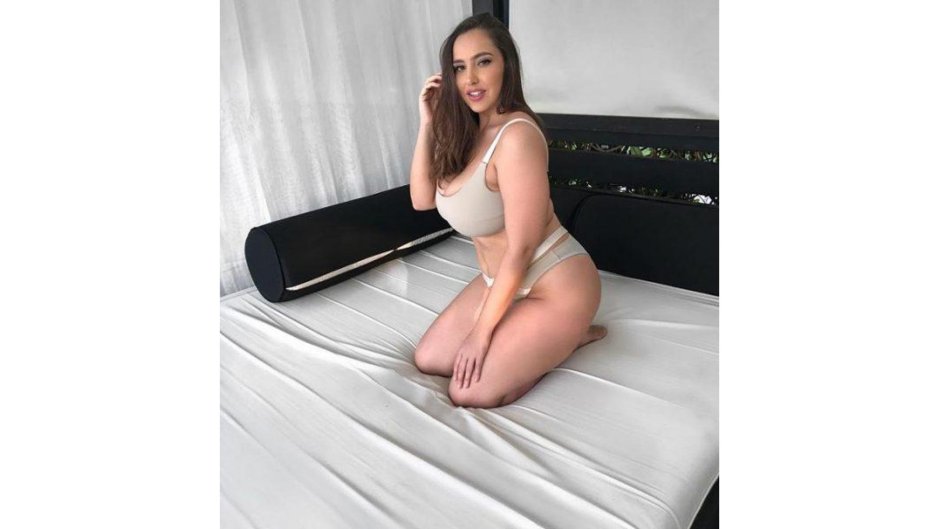 Marina Rudnitskaya model plus saz