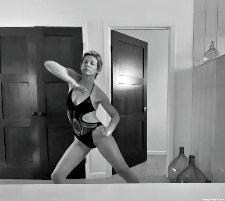 Evandelin Lilly Striptease