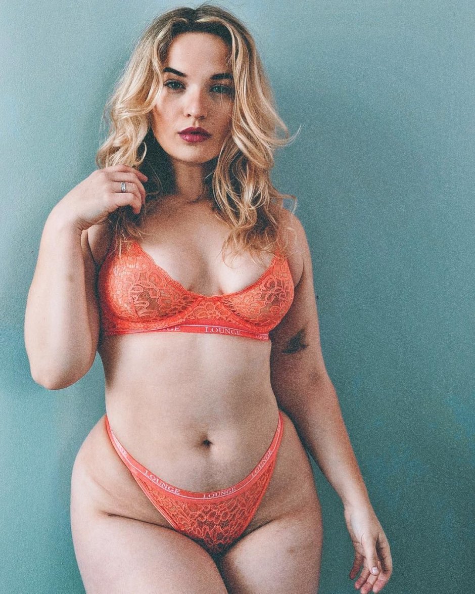 Sophie Di Martino hot