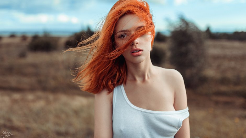 Red -haired girl from the back