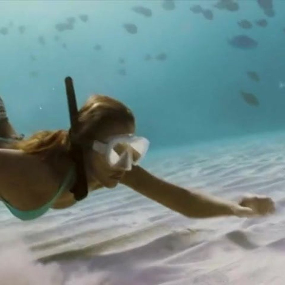 Jessica Alba underwater
