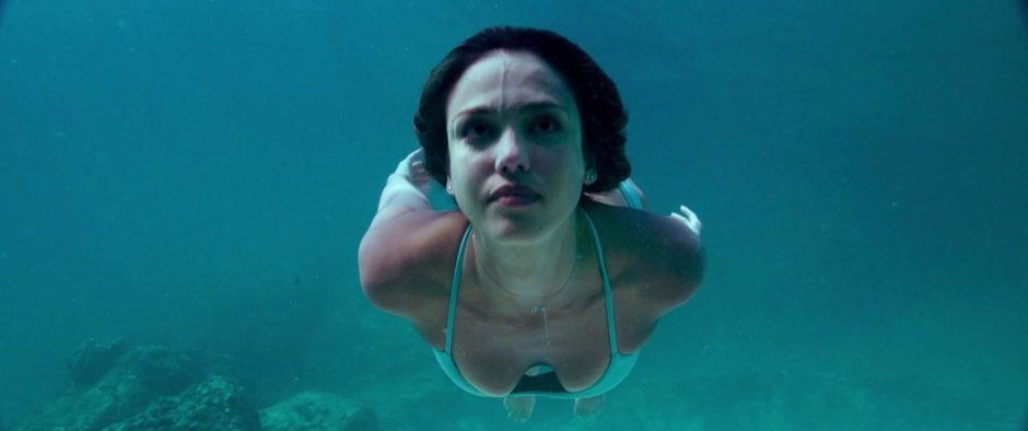Jessica Alba in a swimsuit in the film Mechanic