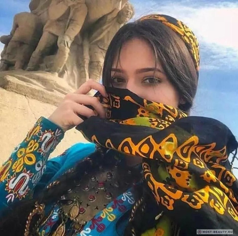 Turkmen singer Bahar Khojaeva
