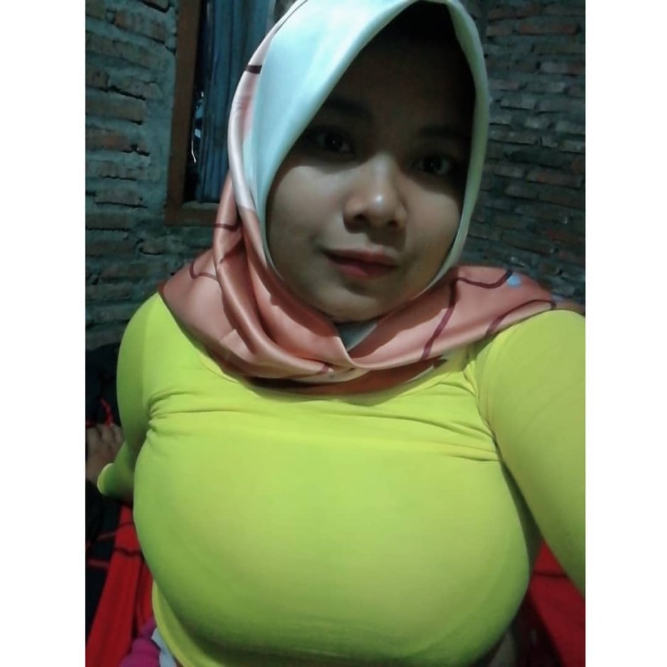 Paws a girl in a hijab