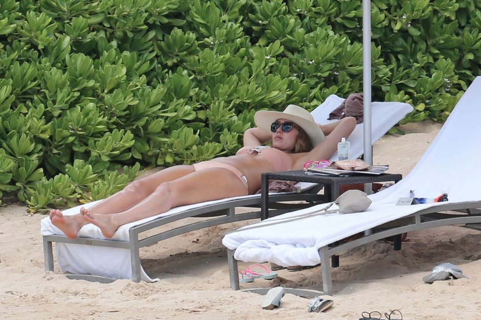 Jessica Alba on the beach 2021