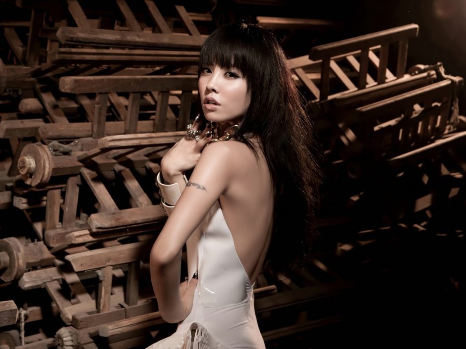 Anna Tsai singer