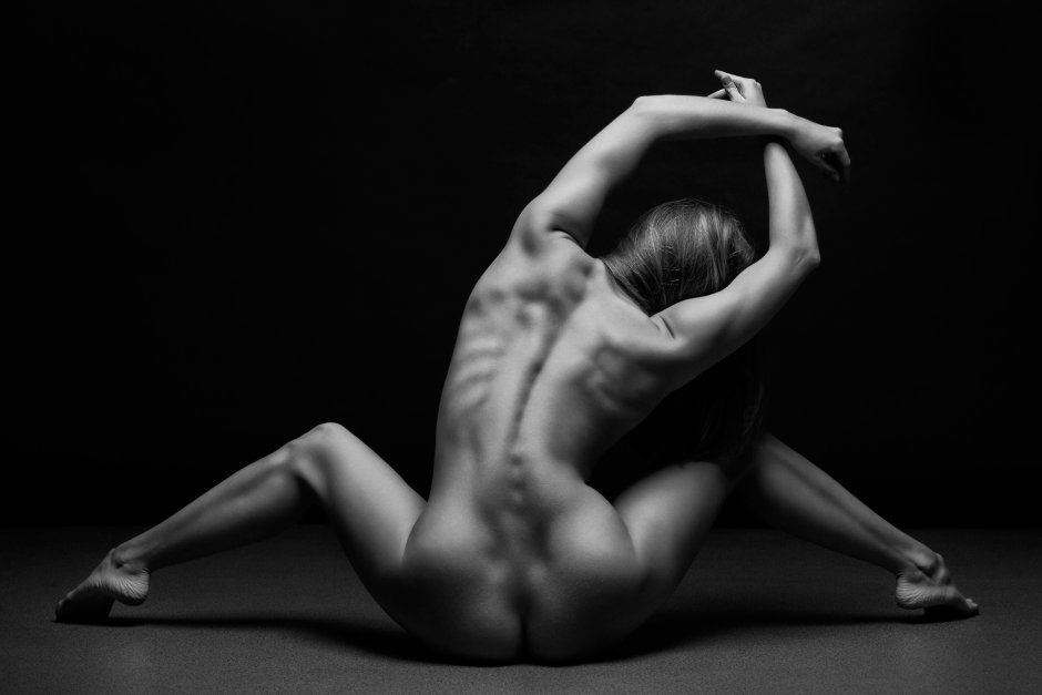 Pose girl from above with her back