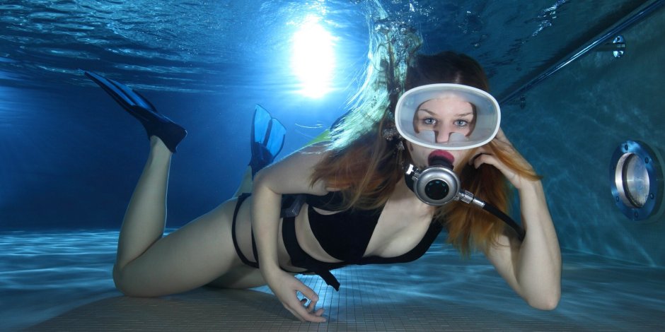 Aqualangist woman in the pool