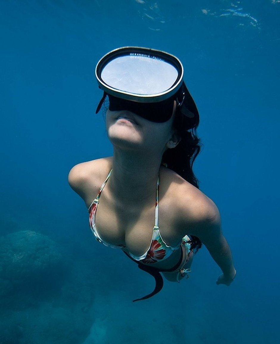 Girl in a wetsuit with aqualanga