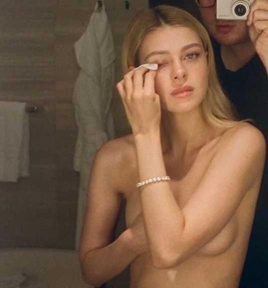 Nicola Veiterova is naked