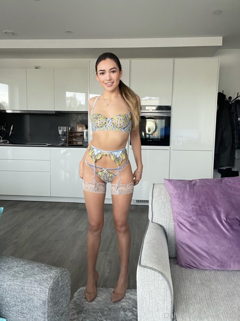 Pussies in thongs in the pool
