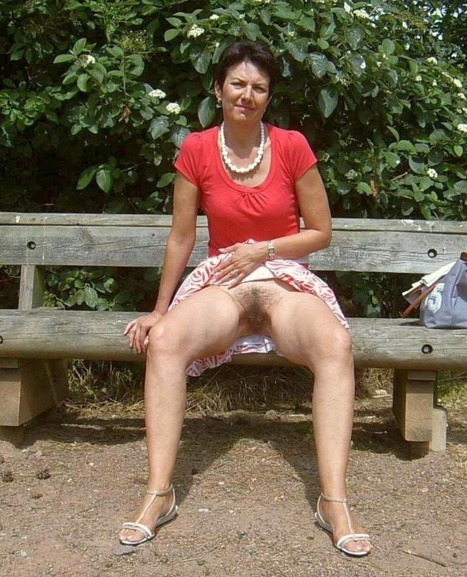 Nemovable women without panties