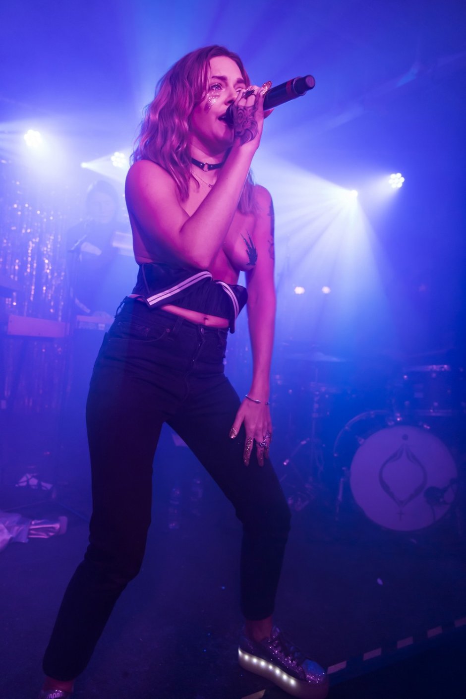 Naked Anne-Marie singer at a concert