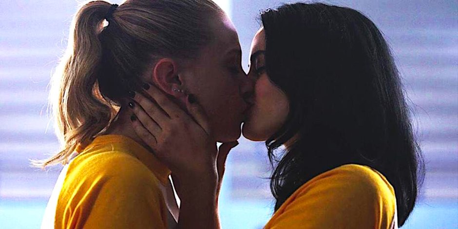 Riverdale kiss Betty and Veronica