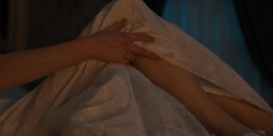 Fibi Dinevor in bed scenes