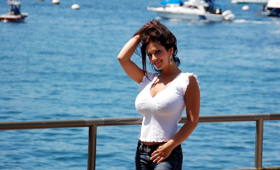 Deniz Milani is hot