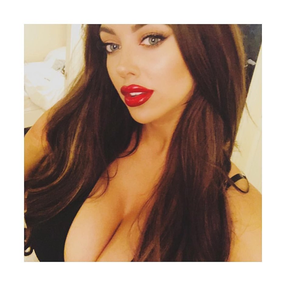 Cara Rose Selfie Model
