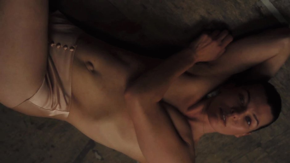 Erotic scenes with Mila Yovovich