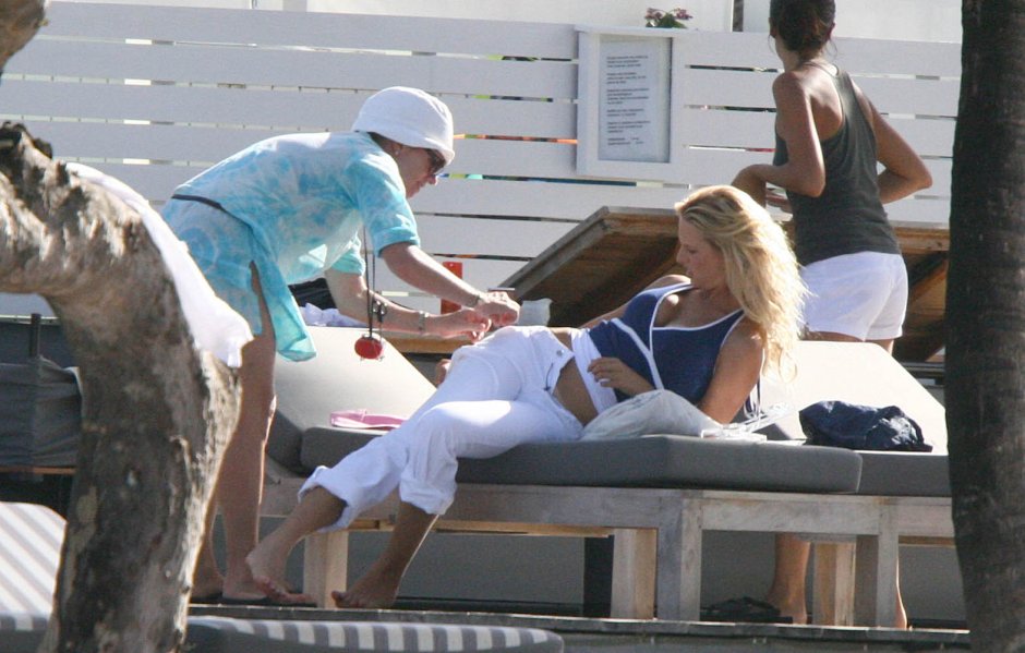 Karolina Kurkova lost her shoe