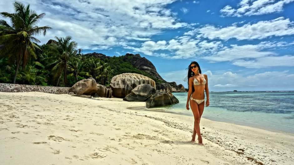 Sea of the beach of the girl