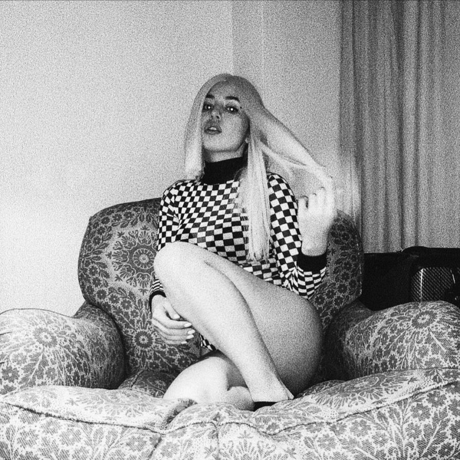 Weddress of the 20s Emerald from the video Ava Max