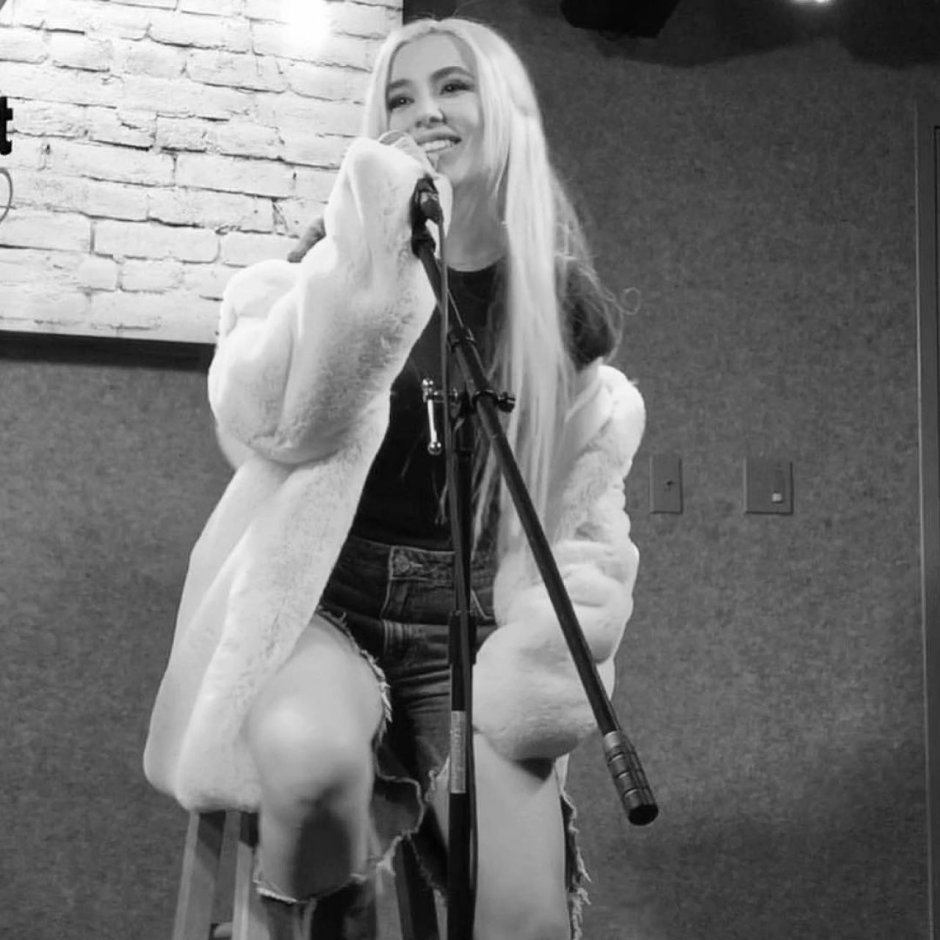 Ava Max Kings Queens