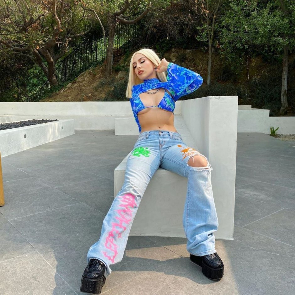Ava Max chest