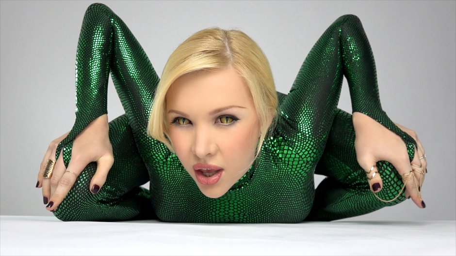 Julia Güntel in latex