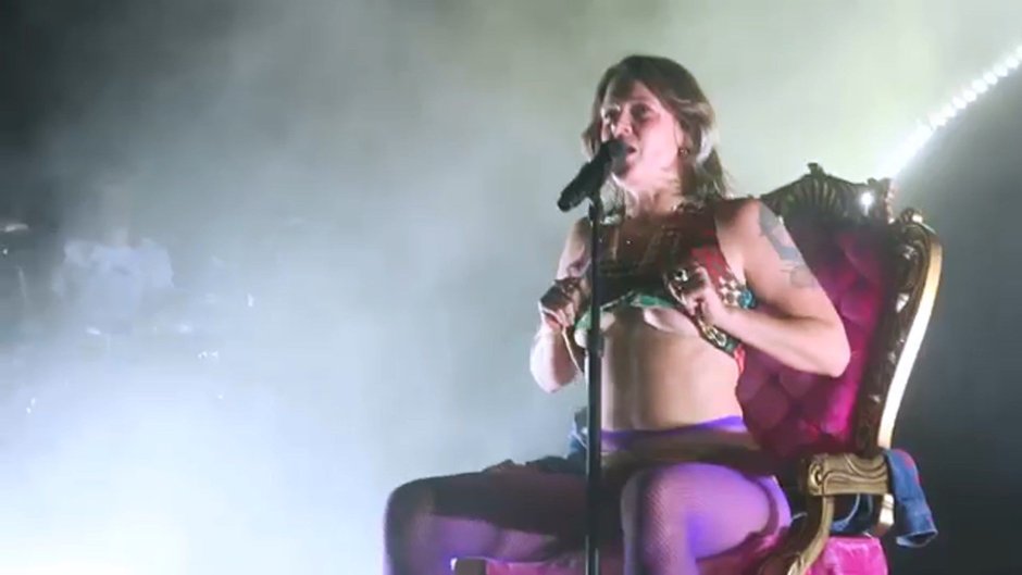 Singer Tove LO Toples