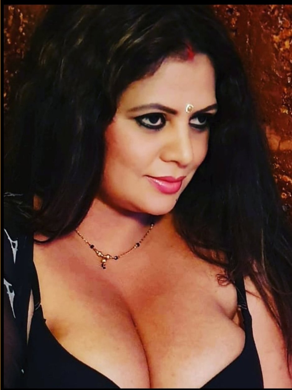 Sapna in peeping tom s01e03