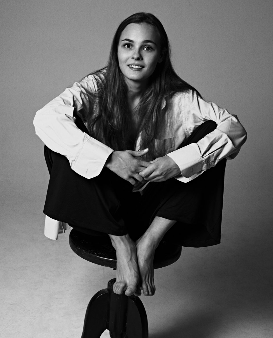Angelina Strechin barefoot