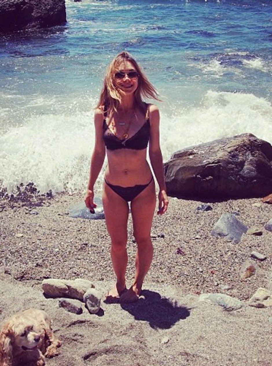 Olesya Rulin of the superpowers in a wig with glasses