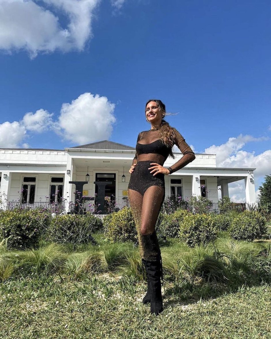 Pampita is young