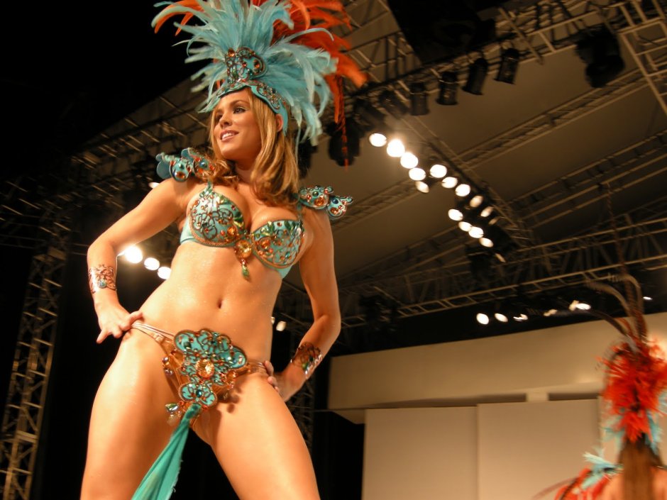 NAKED Vivian Castro. Carnival