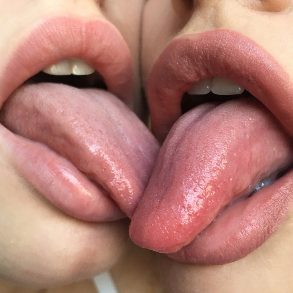 Adriana Chechik lesbian kiss