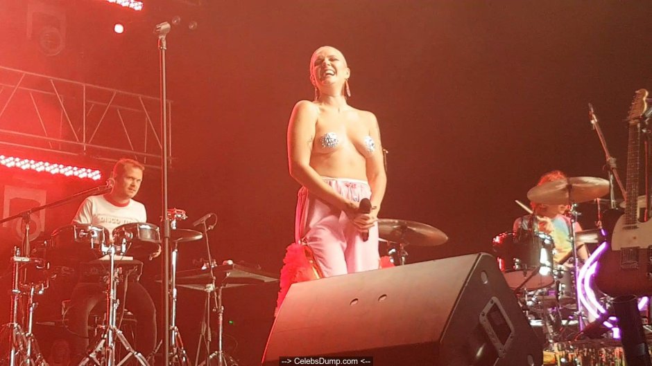 TOVE LO shows boobs